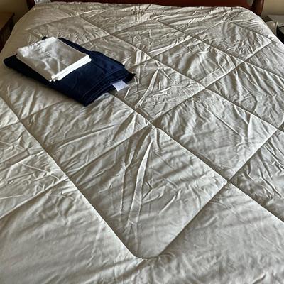 UB2217 Queen Comforter with Navy Blue Flat Sheet and Pillowcases