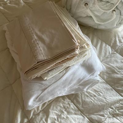 UB2218 Woolrich Down Comforter with Mattress Cover Sheets and Pillow Cases
