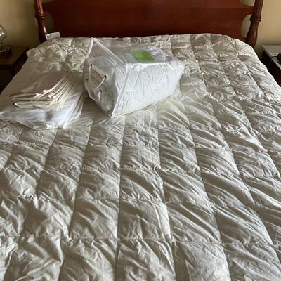 UB2218 Woolrich Down Comforter with Mattress Cover Sheets and Pillow Cases