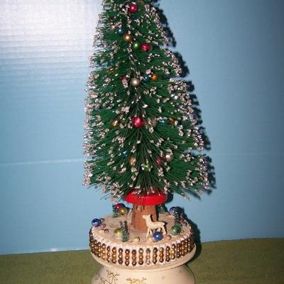 LOT 29  VINTAGE MUSICAL BRUSH CHRISTMAS TREE