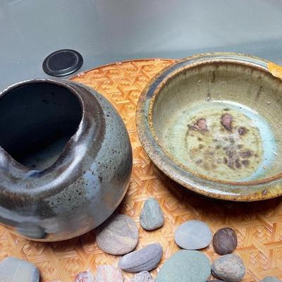 2 dishes - one greenish, one darker blue