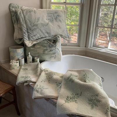 MB1276 CROSCRILL Queen Bedding and Bathroom Lot
