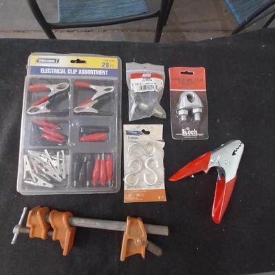 PACKAGES OF CLAMPS AND HOOKS