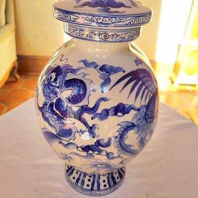 Chinese Porcelain Yongle Style Urn and Teapot (K-DW)