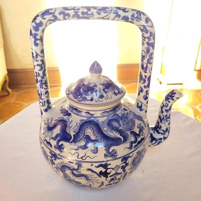 Chinese Porcelain Yongle Style Urn and Teapot (K-DW)