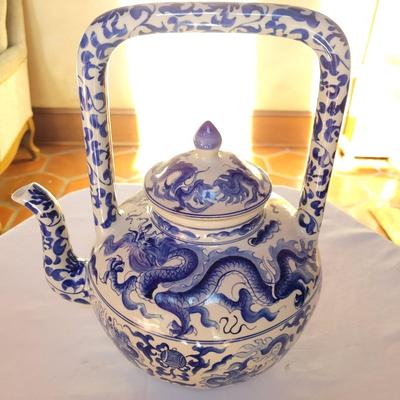 Chinese Porcelain Yongle Style Urn and Teapot (K-DW)