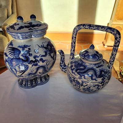 Chinese Porcelain Yongle Style Urn and Teapot (K-DW)