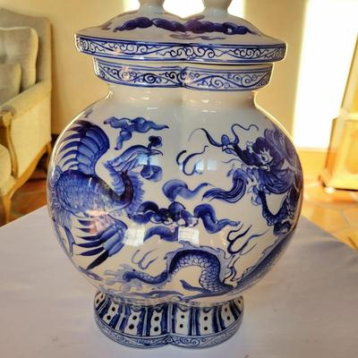 Chinese Porcelain Yongle Style Urn and Teapot (K-DW)