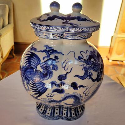 Chinese Porcelain Yongle Style Urn and Teapot (K-DW)