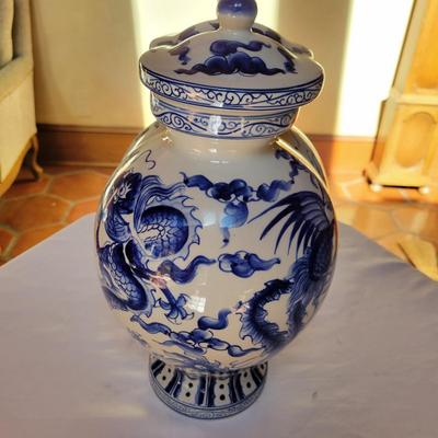 Chinese Porcelain Yongle Style Urn and Teapot (K-DW)