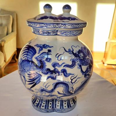 Chinese Porcelain Yongle Style Urn and Teapot (K-DW)
