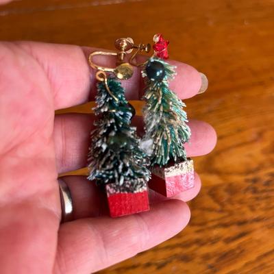 Christmas tree earrings