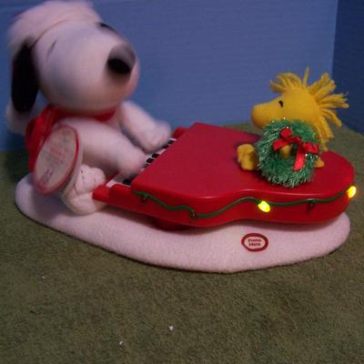 LOT 42 GREAT COLLECTIBLE CHRISTMAS & HALLOWEEN SNOOPY PEANUTS