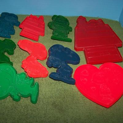 LOT 52 GREAT COLLECTABLE SNOOPY & FRIEINDS COOKIE CUTTERS HALLMARK