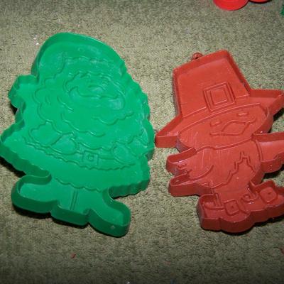 LOT 55  COLLECTABLE HALLMARK COOKIE CUTTERS CHRISTMAS plus