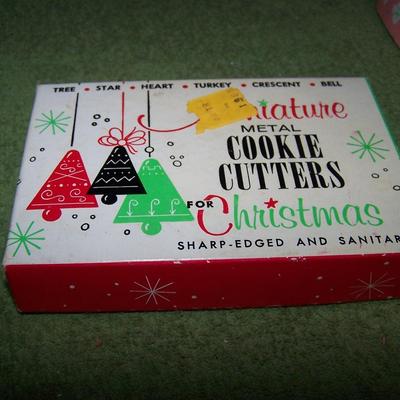lot 56 FAB COLLECTABLE COOKIE CUTTERS AUNT CHICK/MINI METALS/CUBE