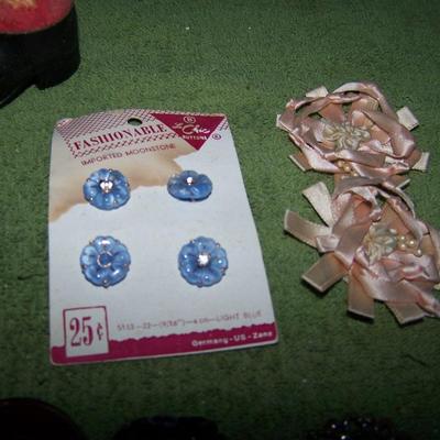 LOT 63  WONDERFUL VINTAGE SEWING ITEMS BUTTONS  PIN CUSHION/TAPE MEASURE