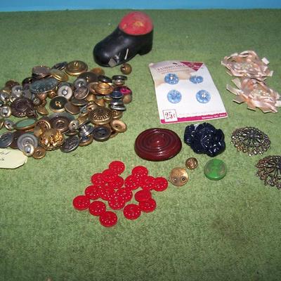 LOT 63  WONDERFUL VINTAGE SEWING ITEMS BUTTONS  PIN CUSHION/TAPE MEASURE