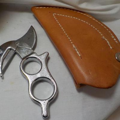 Pocket range finder and Pelting knife and holster. est. @0 to $50.
