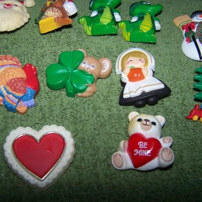 LOT 76  GREAT COLLECTABLE HALLMARK HOLIDAY PINS