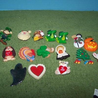 LOT 76  GREAT COLLECTABLE HALLMARK HOLIDAY PINS