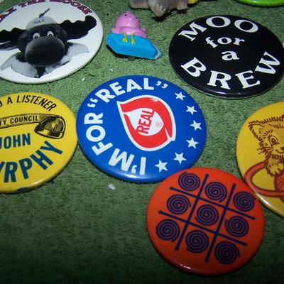 LOT 77  GREAT COLLECTABLE  PINS/BUTTONS