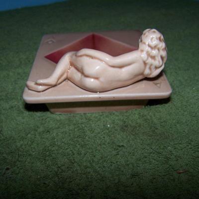 LOT 86  GREAT VINTAGE NUDE LADY ACES ASHTRAYS