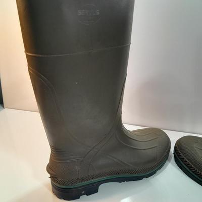 Rubber irrigation boots Size 13 Servus by Honeywell Made in the USA