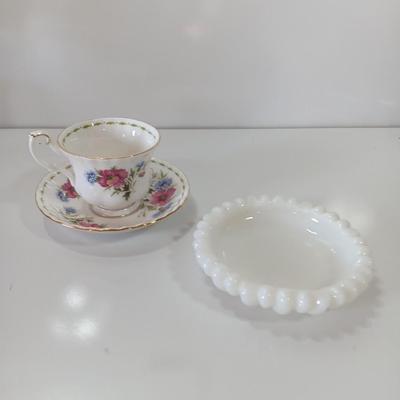 Royal Albert bone China AUGUST Poppy 1970 teacup and saucer with vintage Milk glass Flower dish
