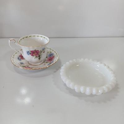Royal Albert bone China AUGUST Poppy 1970 teacup and saucer with vintage Milk glass Flower dish