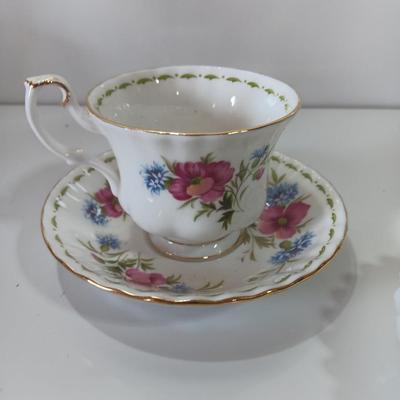 Royal Albert bone China AUGUST Poppy 1970 teacup and saucer with vintage Milk glass Flower dish