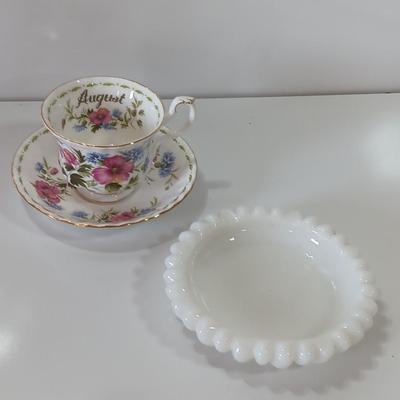 Royal Albert bone China AUGUST Poppy 1970 teacup and saucer with vintage Milk glass Flower dish
