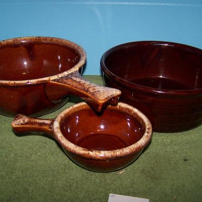 LOT 110 GREAT MID CENTURY BROWNWARE PIECES 2 HULL | EstateSales.org