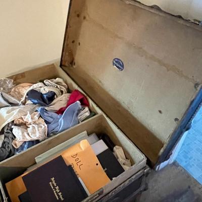 Vintage Steamer Trunk with 2 Inside Shelves