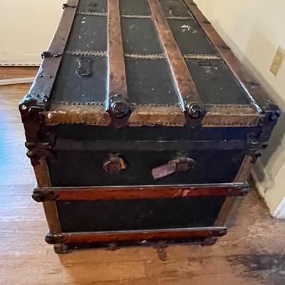 Vintage Steamer Trunk with 2 Inside Shelves
