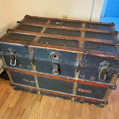 Vintage Steamer Trunk with 2 Inside Shelves