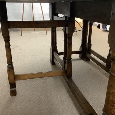 1037 Vintage English Oak Gate Leg Round Table Drop Leaf