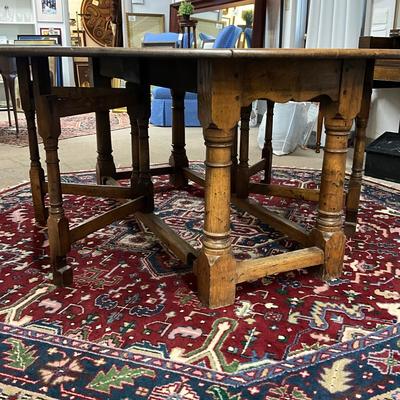 1037 Vintage English Oak Gate Leg Round Table Drop Leaf
