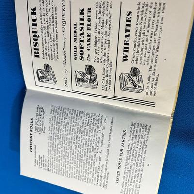1932 "15 WAYS TO A MAN'S HEART" RECIPE BOOKLET BY BETTY CROCKER 
