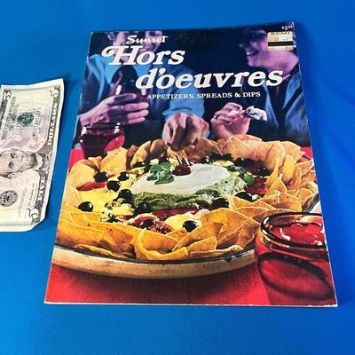1976 SUNSET "HORS D'OEUVRES" RECIPE BOOK 