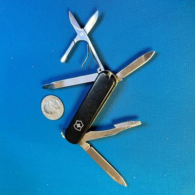 VICTORINOX SWISS ARMY KNIFE 5 BLADE BLACK BODY
