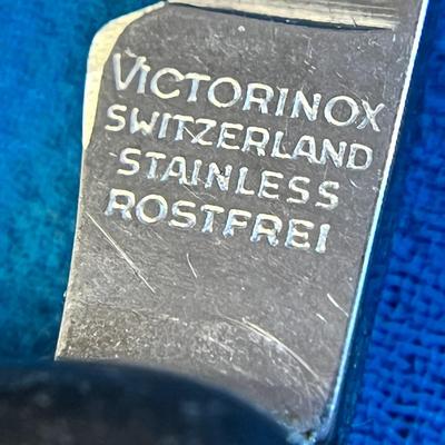 VICTORINOX SWISS ARMY KNIFE 5 BLADE BLACK BODY