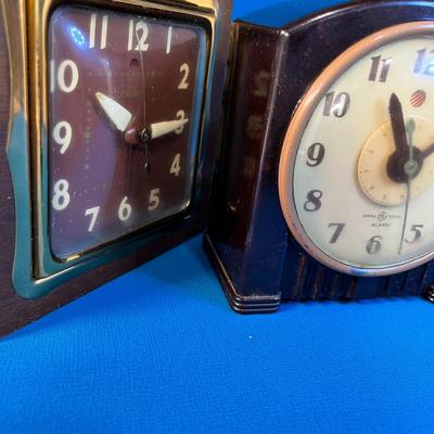 GROUP OF 3 VINTAGE SHELF CLOCKS