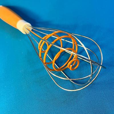 WILTON SUPER WHISK- TWO IN ONE ACTION