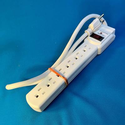 AMAZON BASICS PROTECTED/PROTÃ‰GÃ‰ POWER STRIP