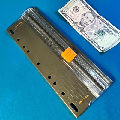 FISKARS PAPER CUTTER FOR NOTEBOOK