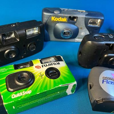 GROUP OF 6 DISPOSABLE CAMERAS WITH BUILT-IN FLASH