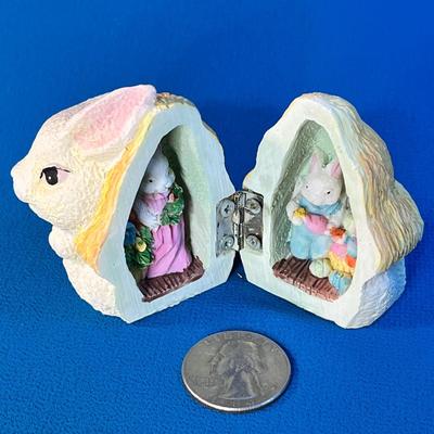 CUTE HINGED BUNNY CLAMSHELL WITH BUNNY FAMILY INSIDE