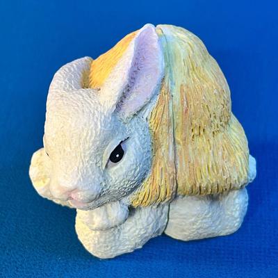 CUTE HINGED BUNNY CLAMSHELL WITH BUNNY FAMILY INSIDE