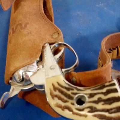 LOT 194 SHOOTING SHELL CAP GUN AND LEATHER BELT HOLSTER